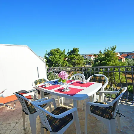 Apartment Milka-3 *
